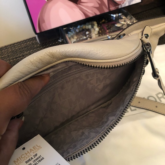 Micheal KORS Amazing fanny!! New with tags! - Picture 4 of 6